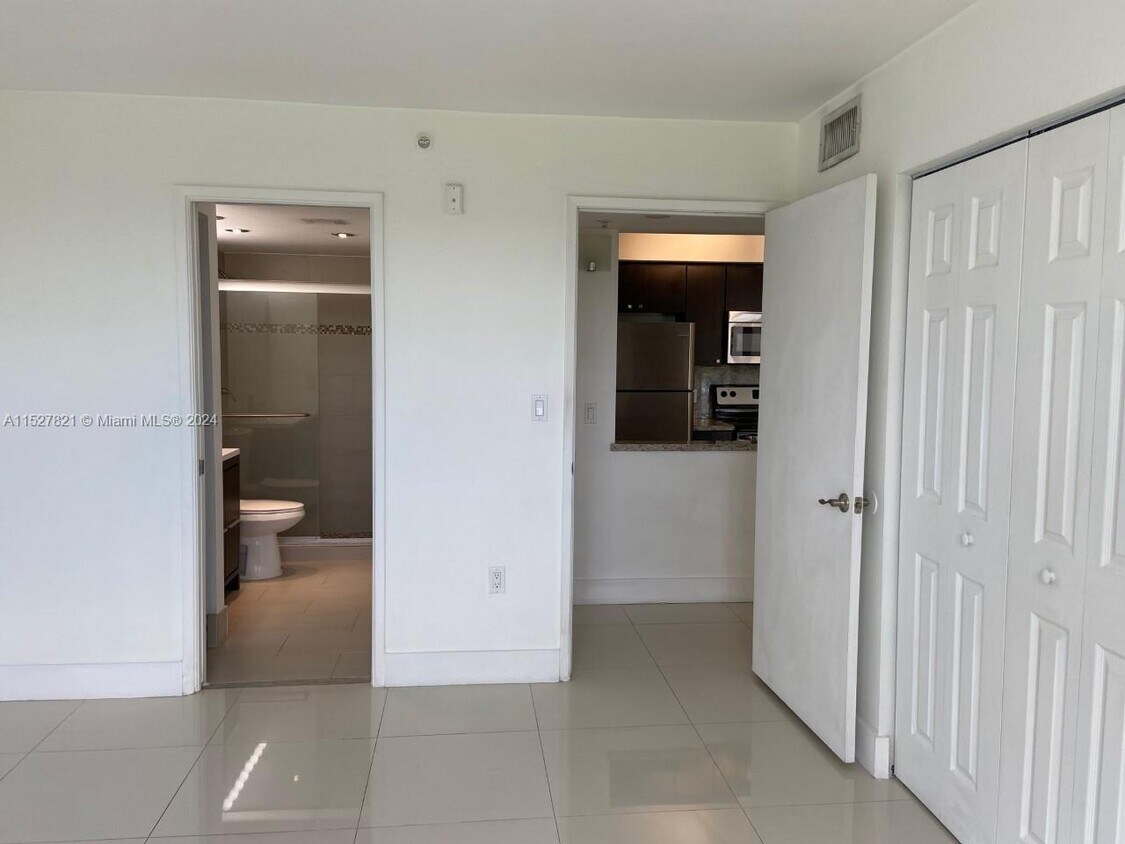 Foto del edificio - 4400 NW 107th Ave