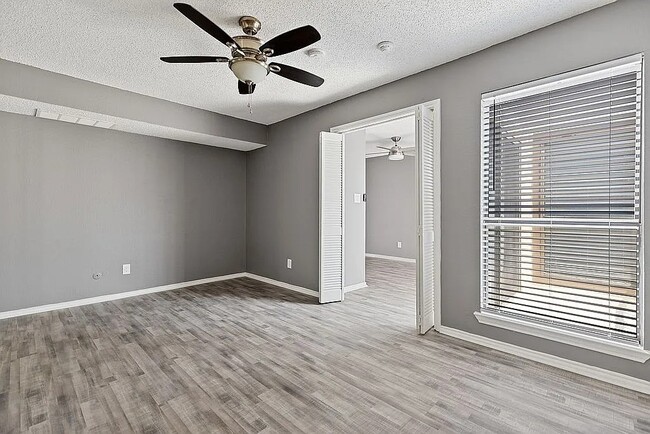 Building Photo - 2300 Balsam Dr