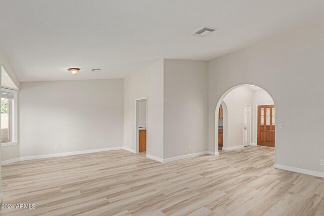 Foto del edificio - 10185 E Becker Ln