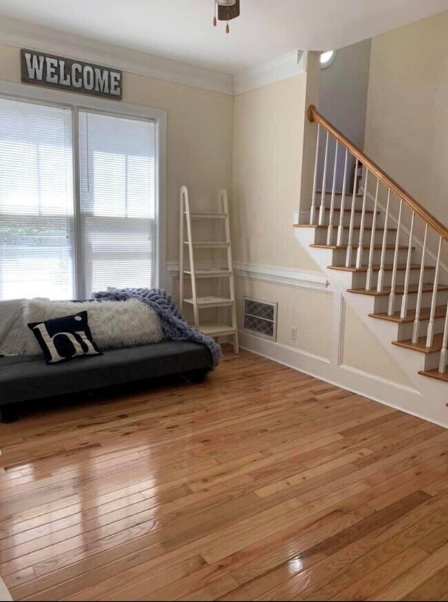 Entry - 1719 Pendleton St