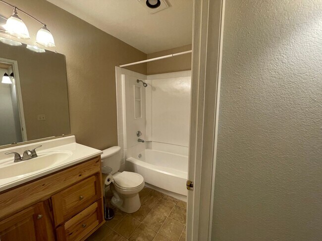 Foto del edificio - 2 Bedroom / 2 Bathroom Apartment in South Reno