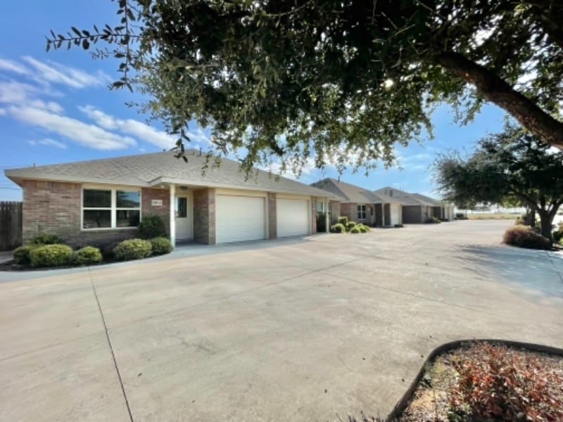 Primary Photo - 5209 Graceland Dr