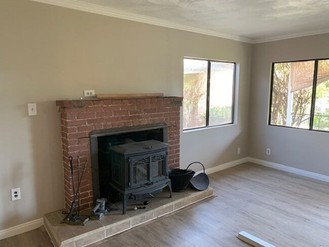 Building Photo - Beautiful Home With Lots Of Land In The He...