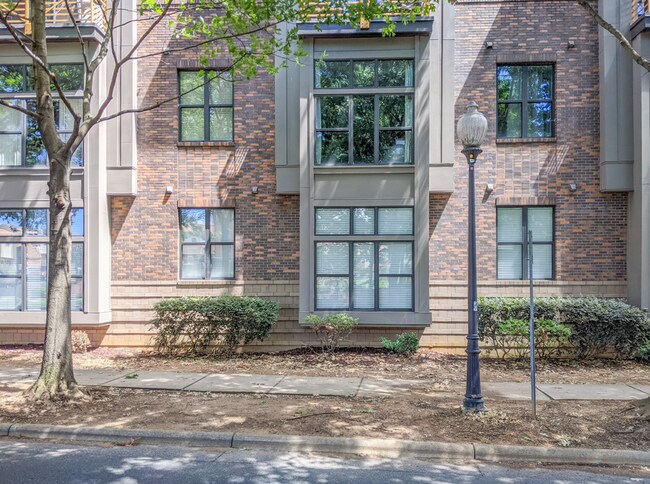 Foto del edificio - Modern 1BR/1BA in First Ward – Walk to Parks, Dining & Entertainment