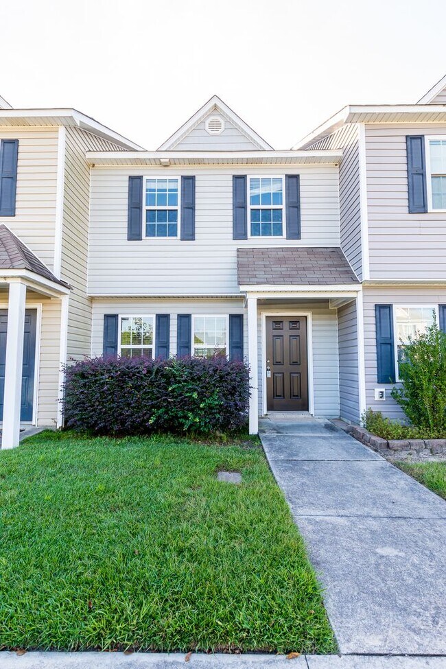 Building Photo - Looking for a townhome in Hubert?