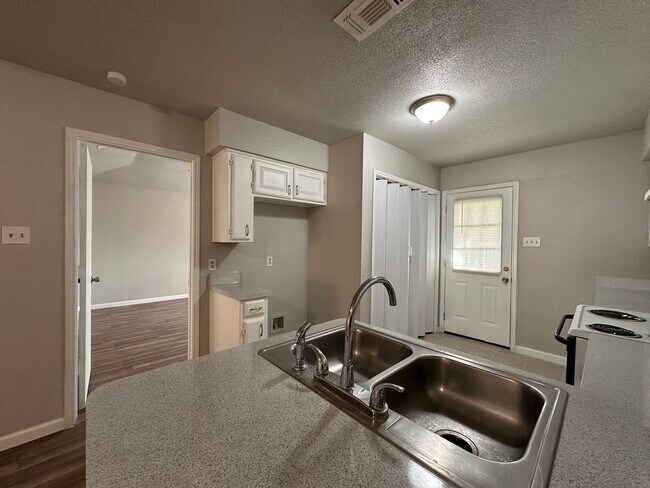 Foto del edificio - Spacious 3 bedroom, 2 full Bath Duplex Loc...