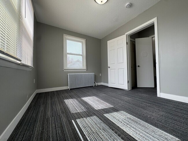 Foto del edificio - 1727 Reaney Ave E