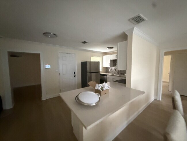 Foto del edificio - NEWLY RENOVATED 2 BEDROOM, 1 BATH HOME – 1...