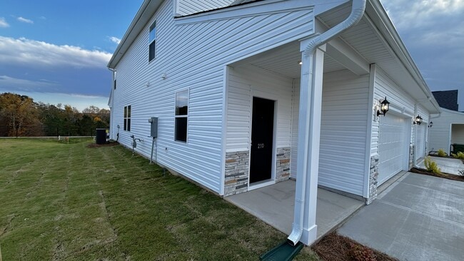 Building Photo - 210 Timber Fls Dr