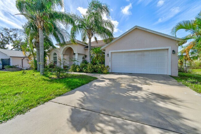 Building Photo - Clean large home