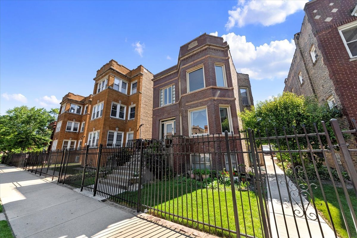 Foto principal - 2437 N Kildare Ave
