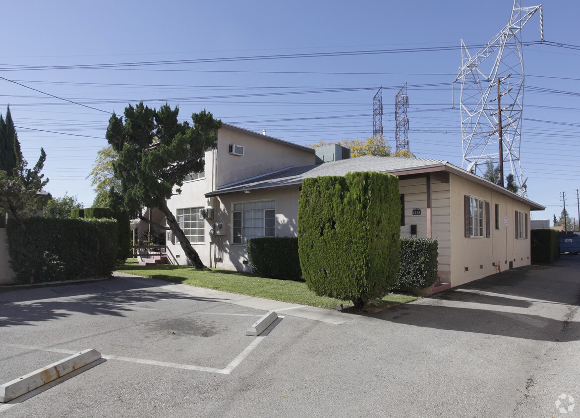Building Photo - 6251 Vineland Ave
