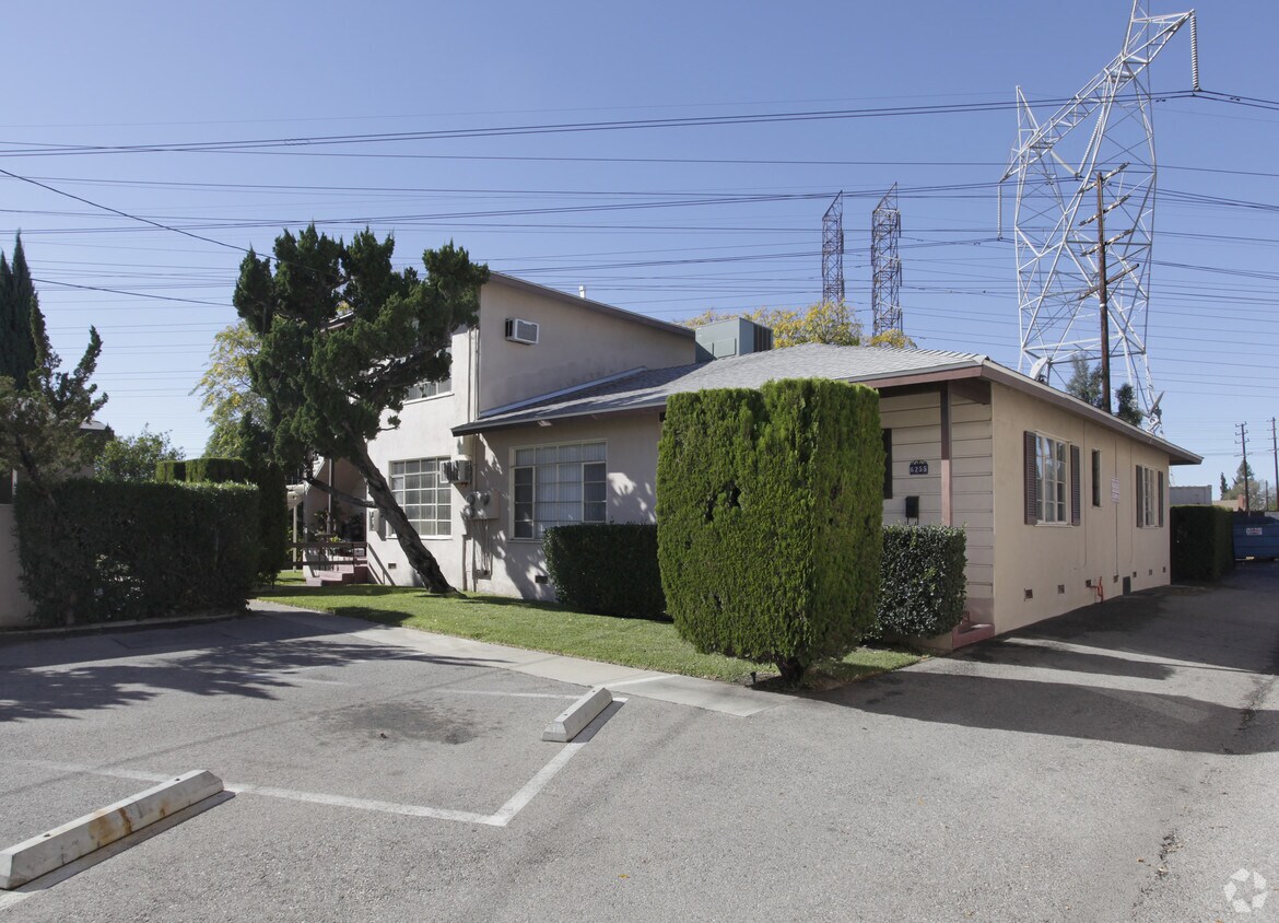 Foto del edificio - 6251 Vineland Ave