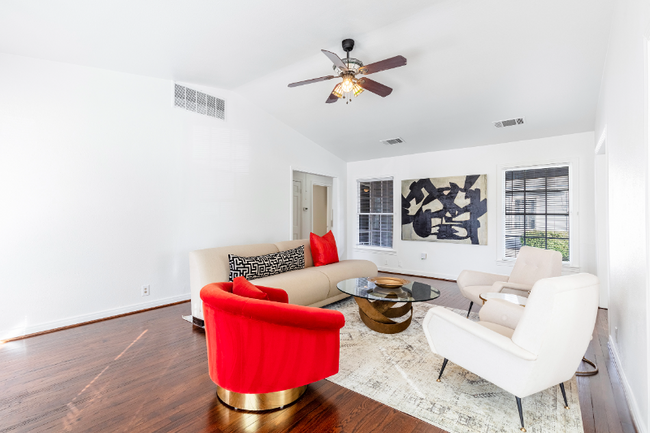 Foto del edificio - 222 N Rosemont Ave