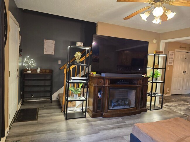 Building Photo - Pet Friendly Three Bedroom with Bonus!