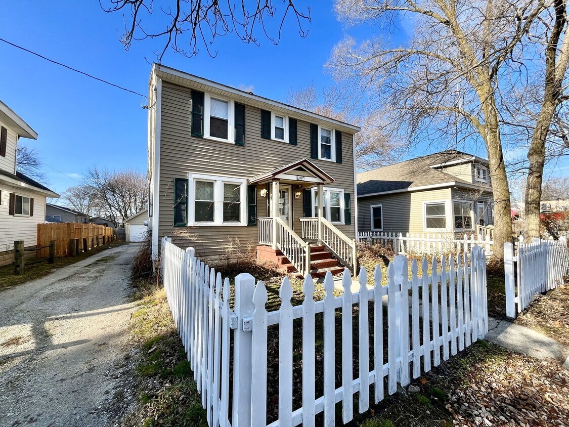Primary Photo - Two Bedroom Duplex in Muskegon