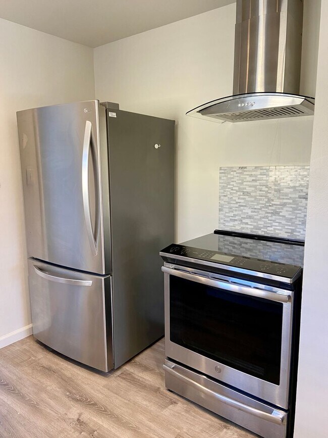 Foto del edificio - Charming House on 1/3 acre in El Quito Neighborhood!