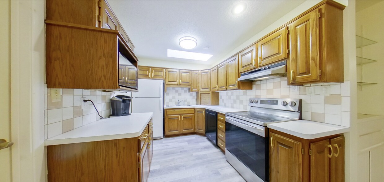 Primary Photo - 3D Tour Available! West Side Home + Sunroo...