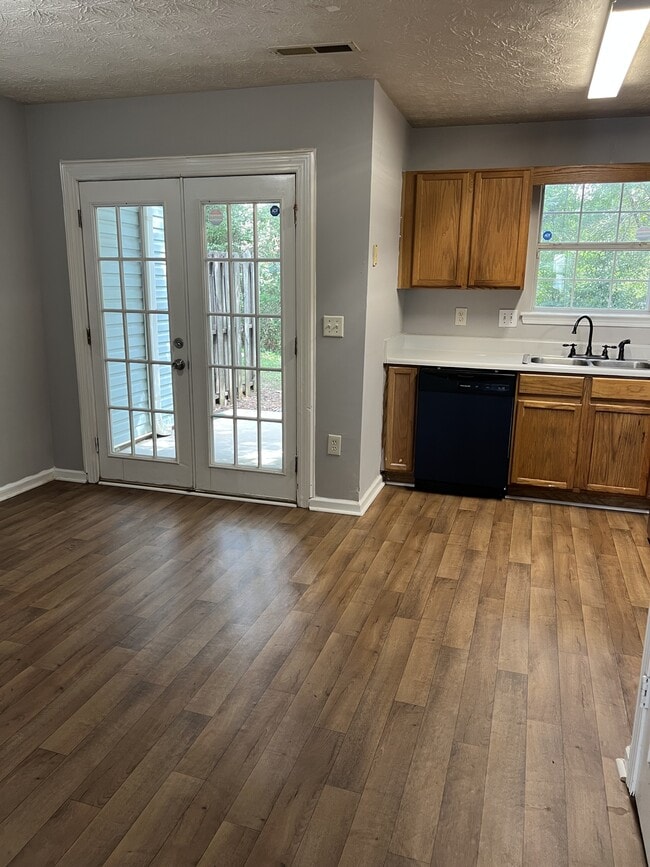 Building Photo - 5914 Dogwood Manor