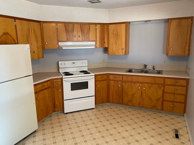 Building Photo - 520 Airway Ave
