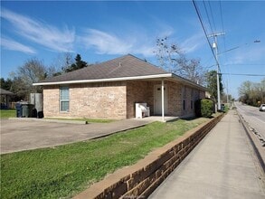 Building Photo - 827 Pasler St