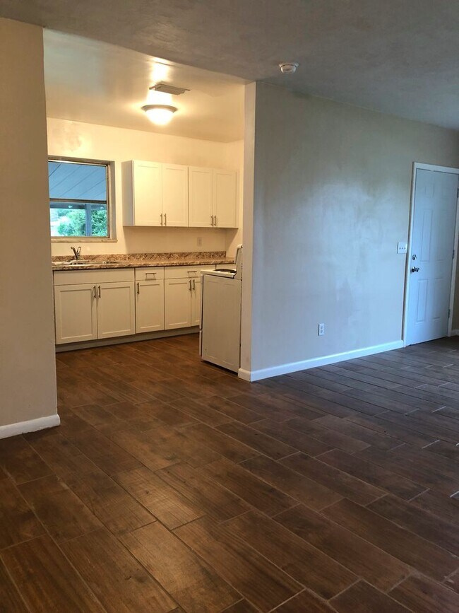 Foto del edificio - 3 Bed 1 Bath Home | Pet Friendly | Washer ...