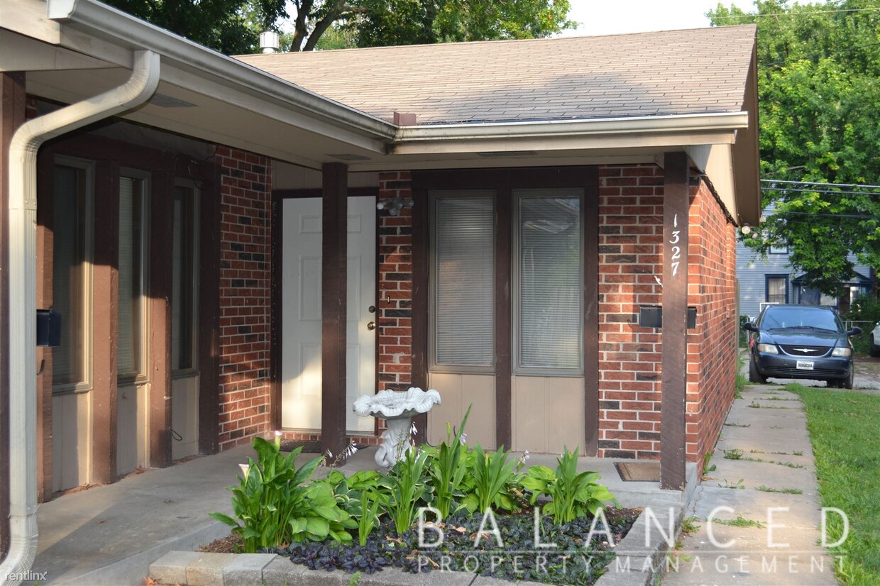 Primary Photo - 2 br, 1 bath Duplex - 1327 SW Washburn Ave