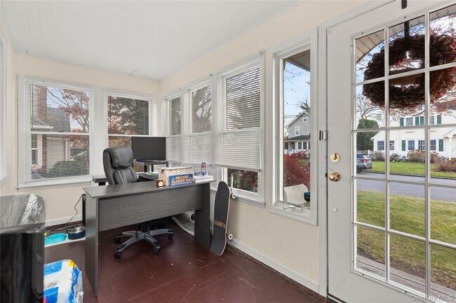 Foto del edificio - 55 Robbins Ave