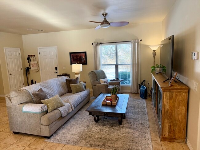 Foto del edificio - 1244 N Lewis Ave