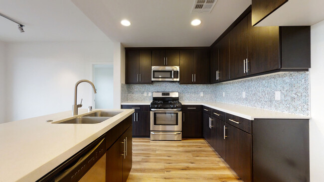 Foto del edificio - 552 E Carson St