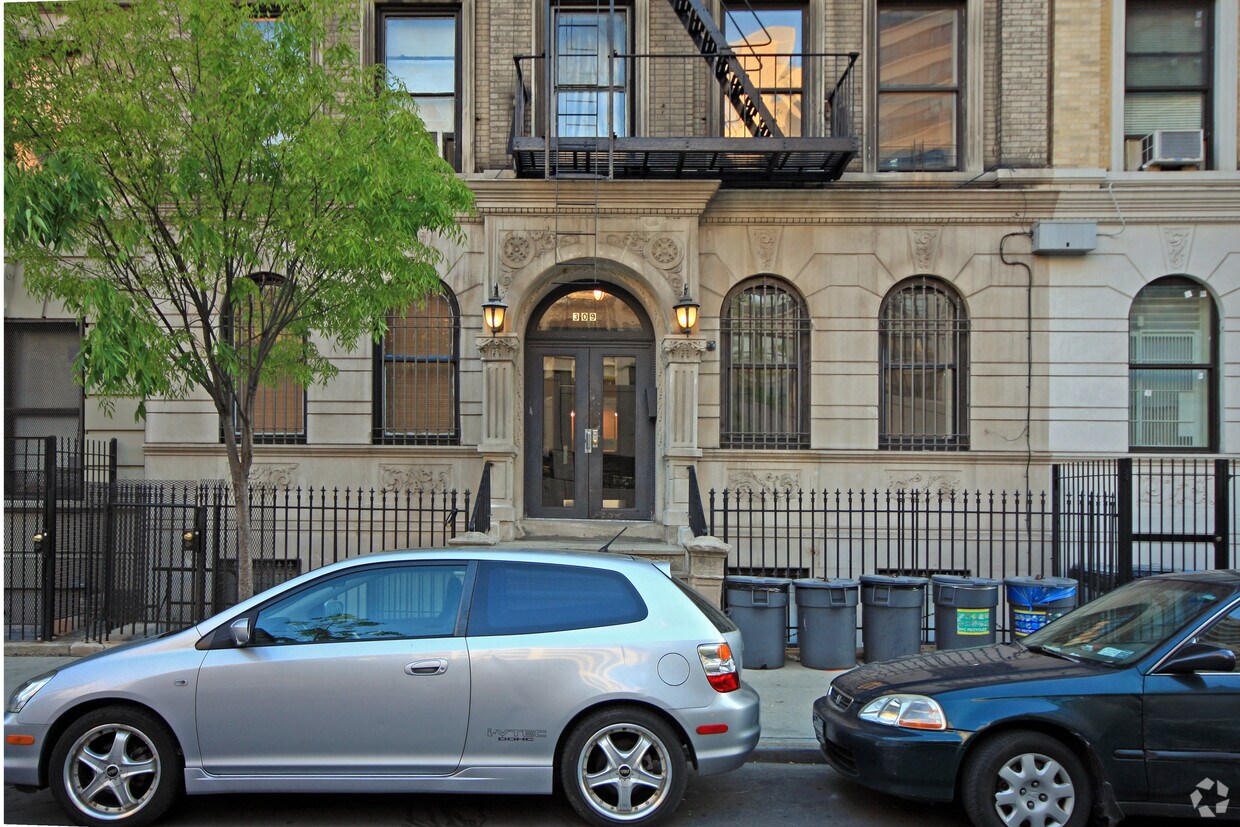 Building Photo - 309 W 111th St