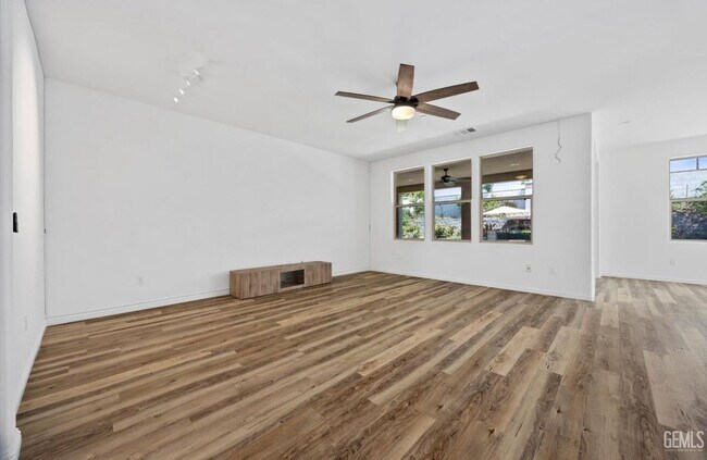 Building Photo - 13600 Pixton Ave