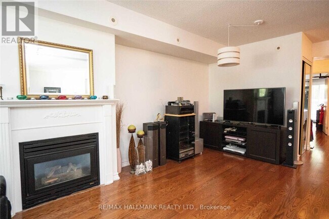 Building Photo - 5-1515 Everson Dr