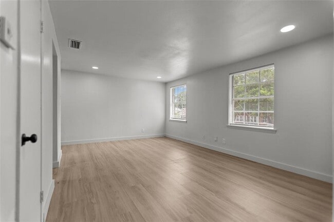 Building Photo - 515 W Houston St