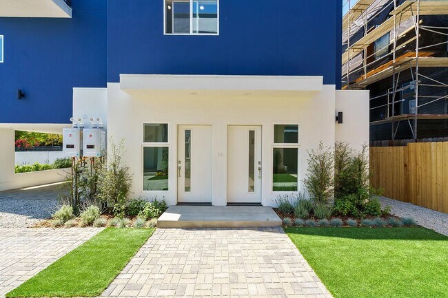 Foto del edificio - 5126 Riverton Ave