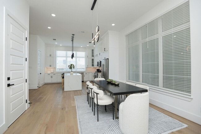 Building Photo - For Lease | 3 Bed, 3.5 Bath | 2,610 Sq Ft | Westheimer Estates |