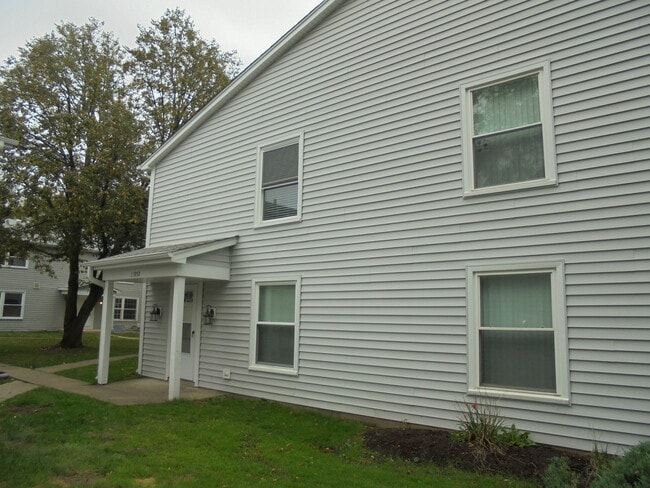 Building Photo - 1395 S Glen Cir