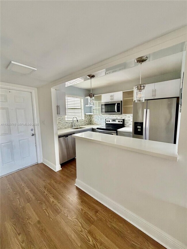 Foto del edificio - 8350 Sunrise Lakes Blvd