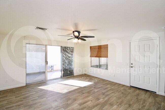 Building Photo - 2129 N Villas Ln