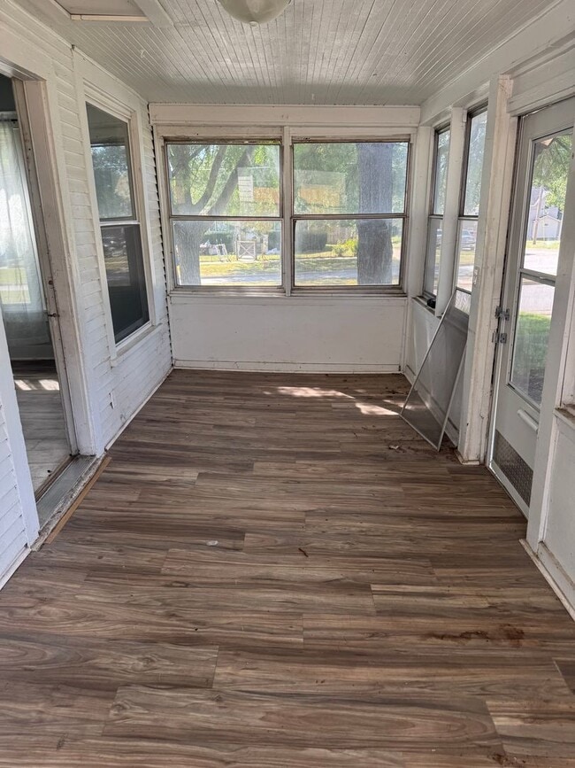 Building Photo - Nice affordable single family home with ga...