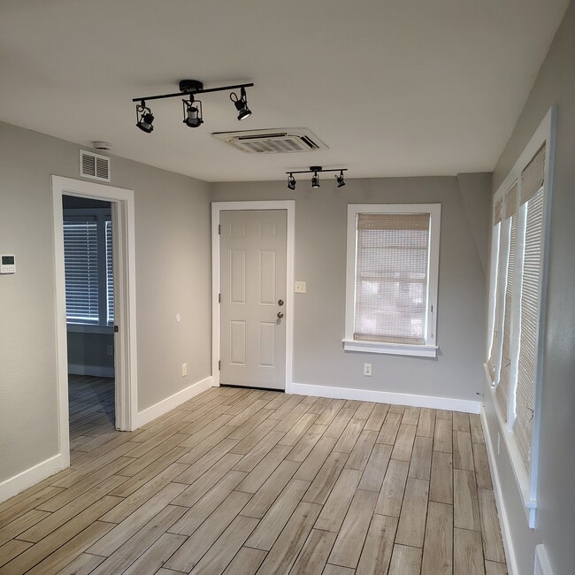 Building Photo - 703 E Hanlon St