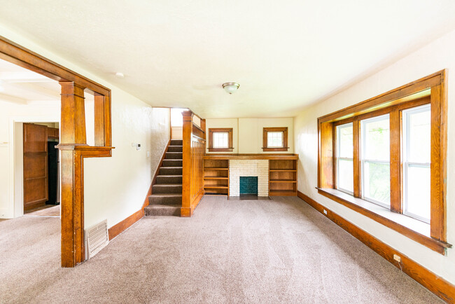 Building Photo - 152 Hollinger Ave
