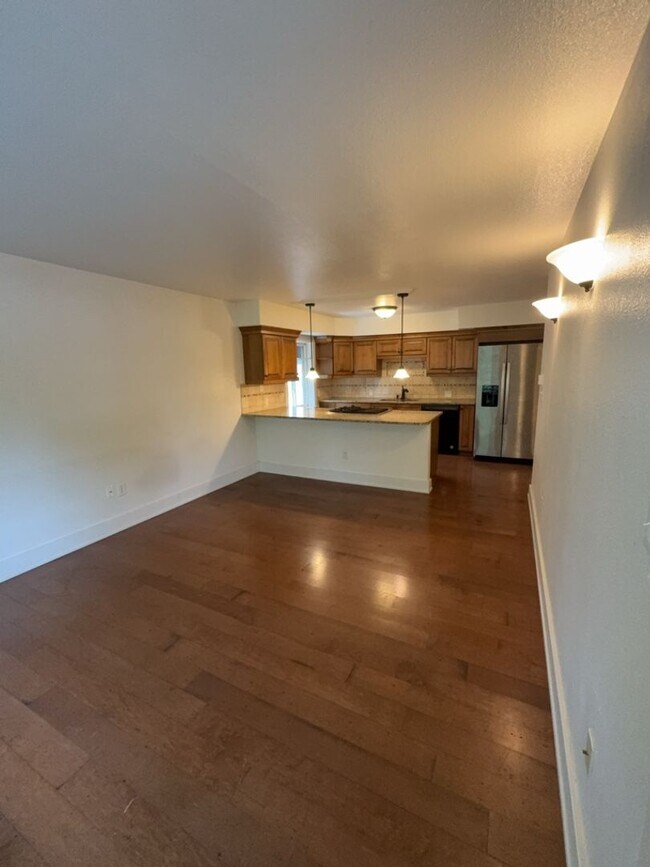Building Photo - Location! Location! 2bd 1 ba Condo mere bl...