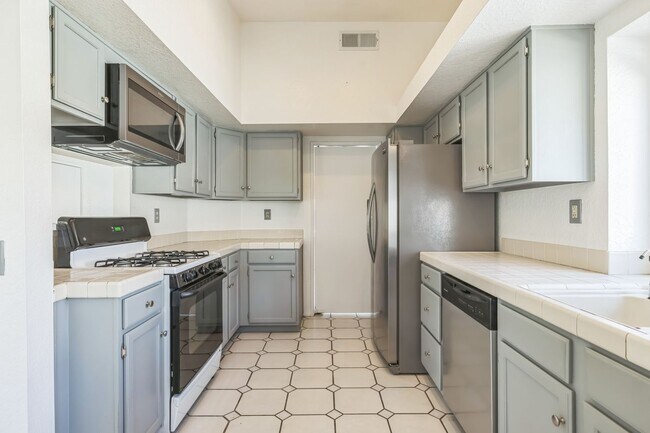 Building Photo - 4 Bed / 2 Bath Home with Two-Car Garage