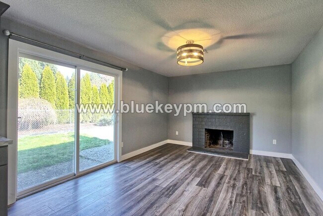 Foto del edificio - 3 Bed, 2 Bath Home in Battle Ground with Fully Fenced Backyard