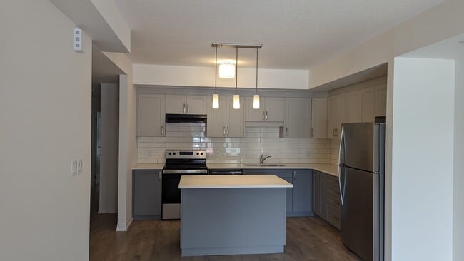 Building Photo - 261 Woodbine Av