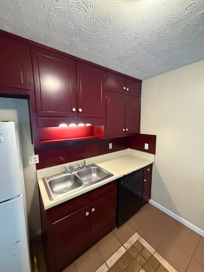 Building Photo - 1625 Riverside Trail NE