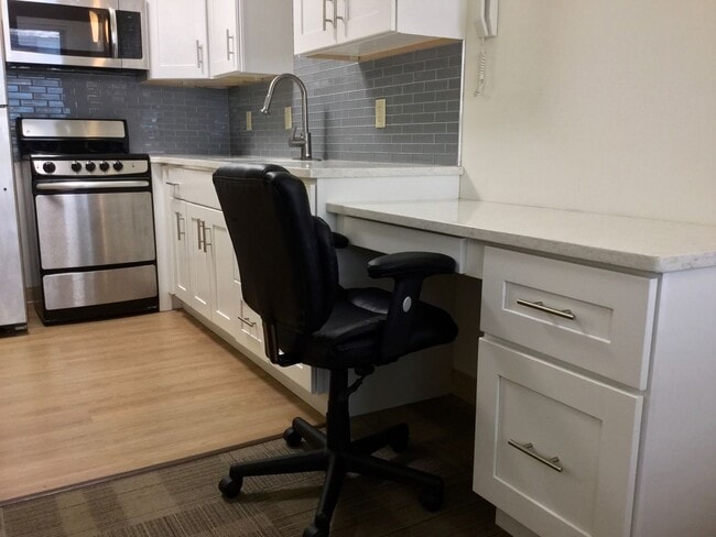 Interior Photo - 407 College Ave