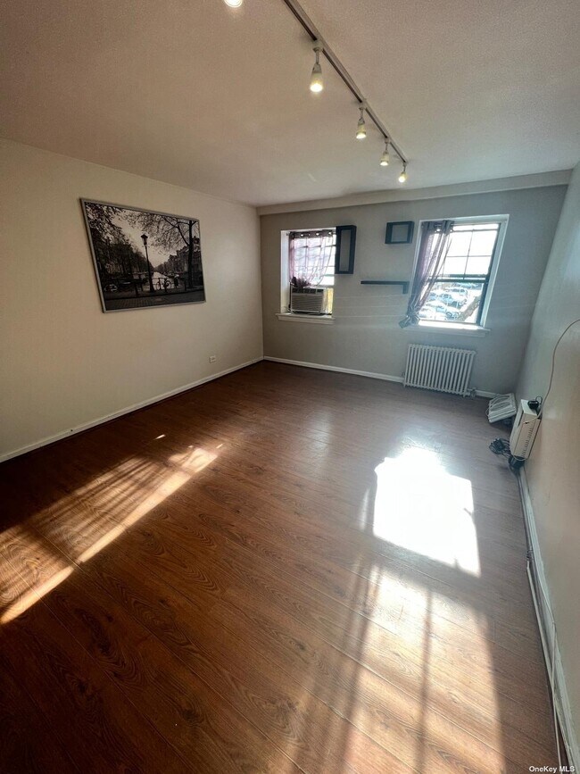 Building Photo - 147-11 79th Ave