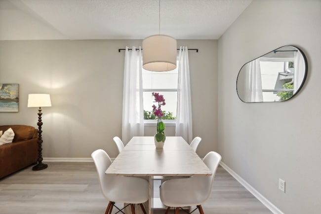 Foto del edificio - 100 Princess Dr